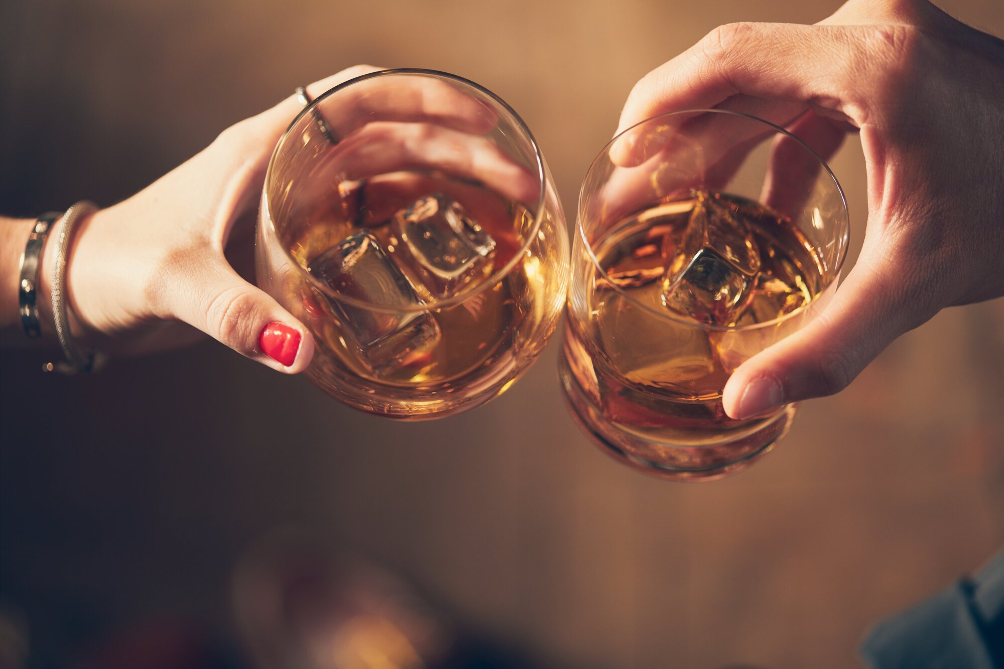 Dois copos de whisky num brinde